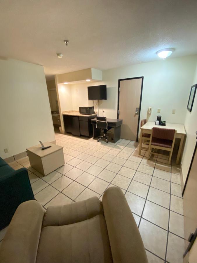 Super 8 By Wyndham Metropolis Motel Dış mekan fotoğraf