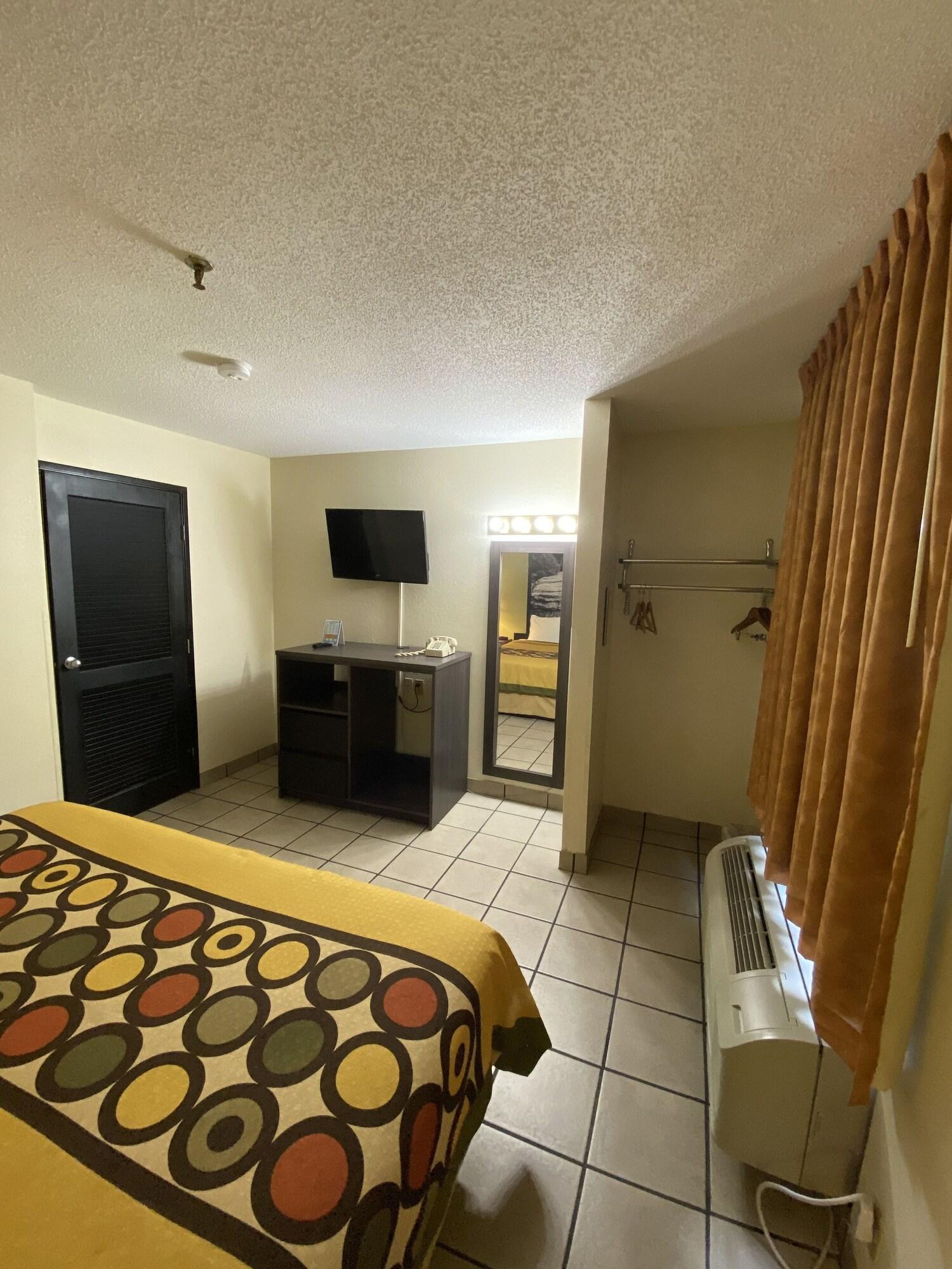 Super 8 By Wyndham Metropolis Motel Dış mekan fotoğraf