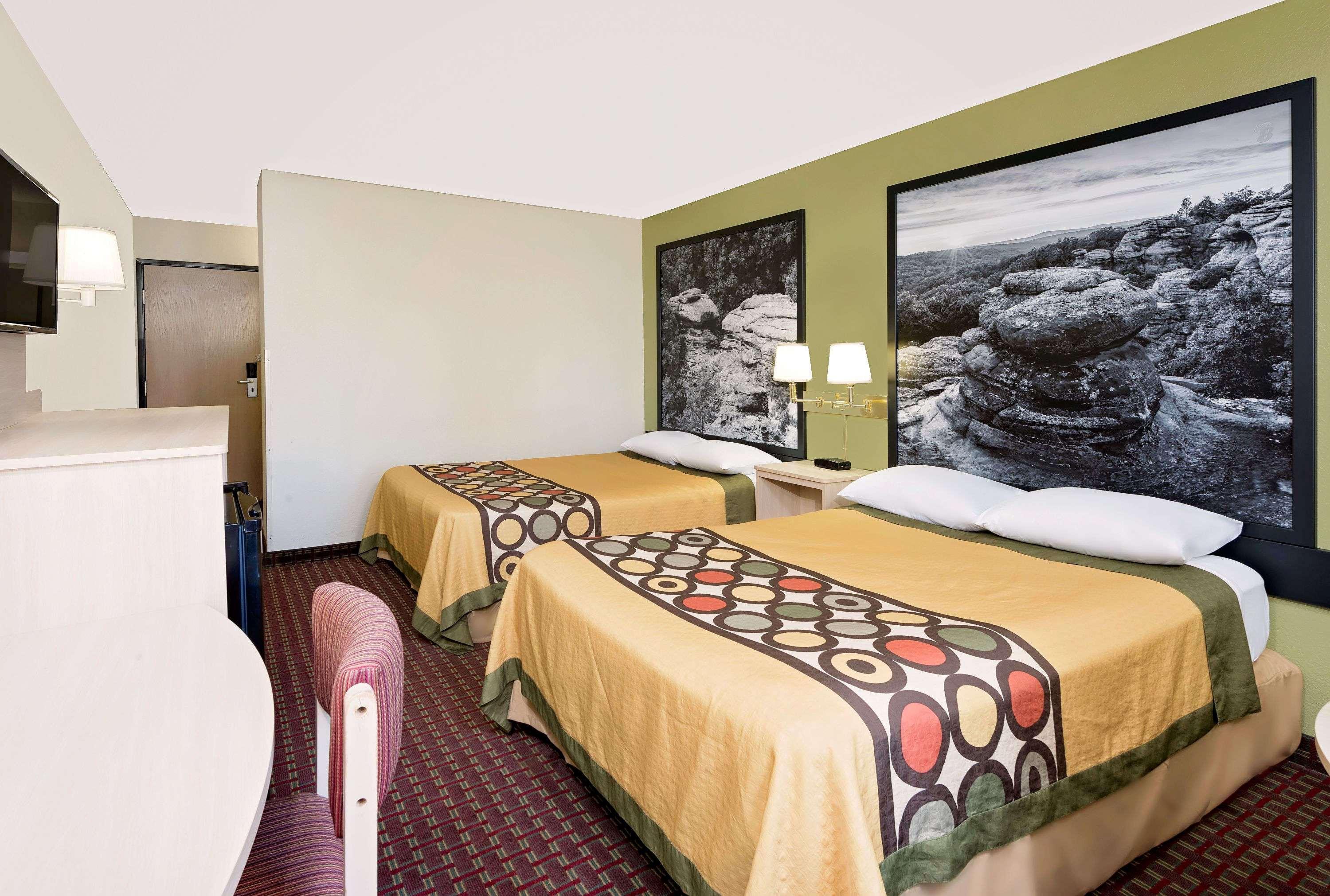 Super 8 By Wyndham Metropolis Motel Dış mekan fotoğraf