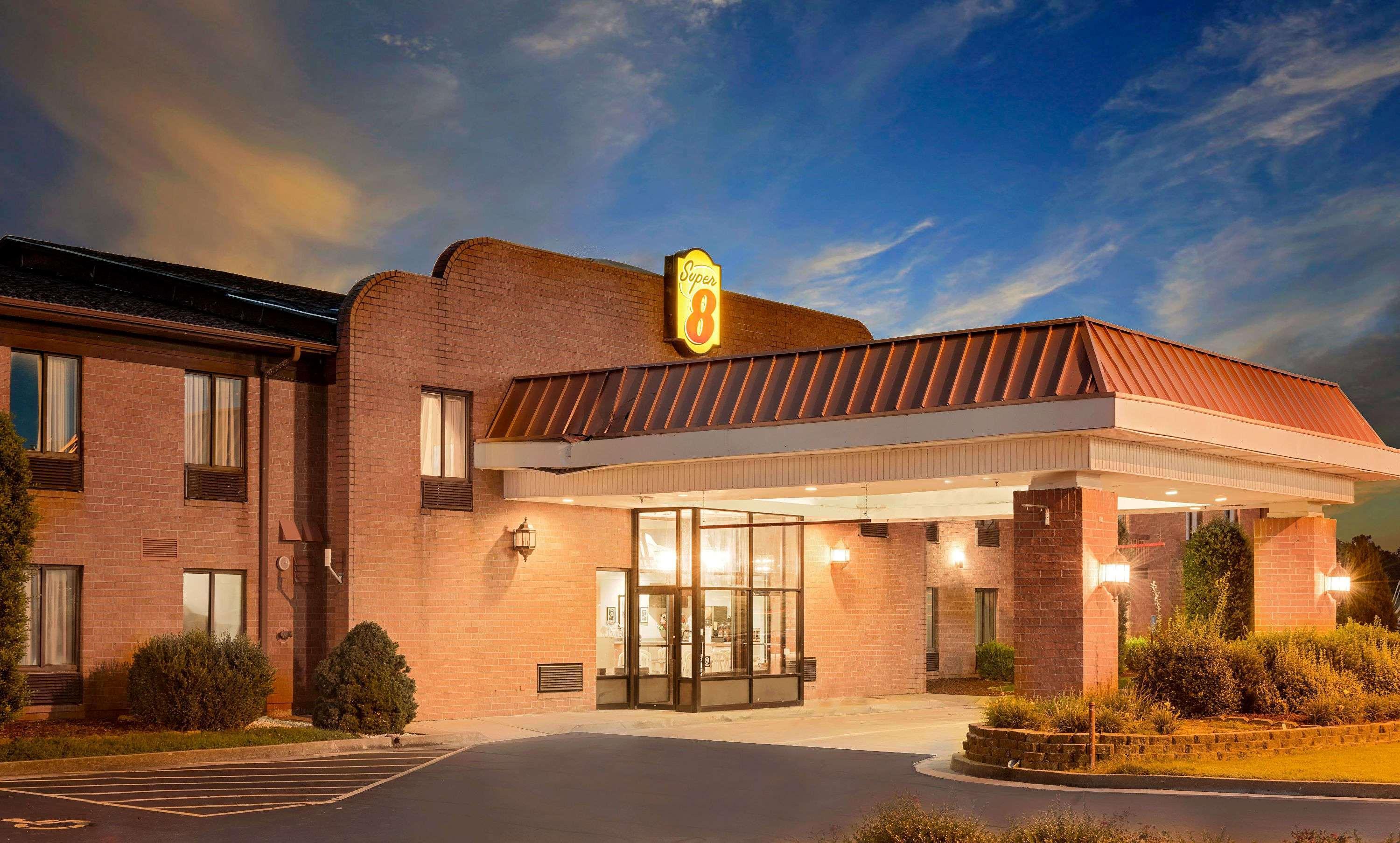 Super 8 By Wyndham Metropolis Motel Dış mekan fotoğraf