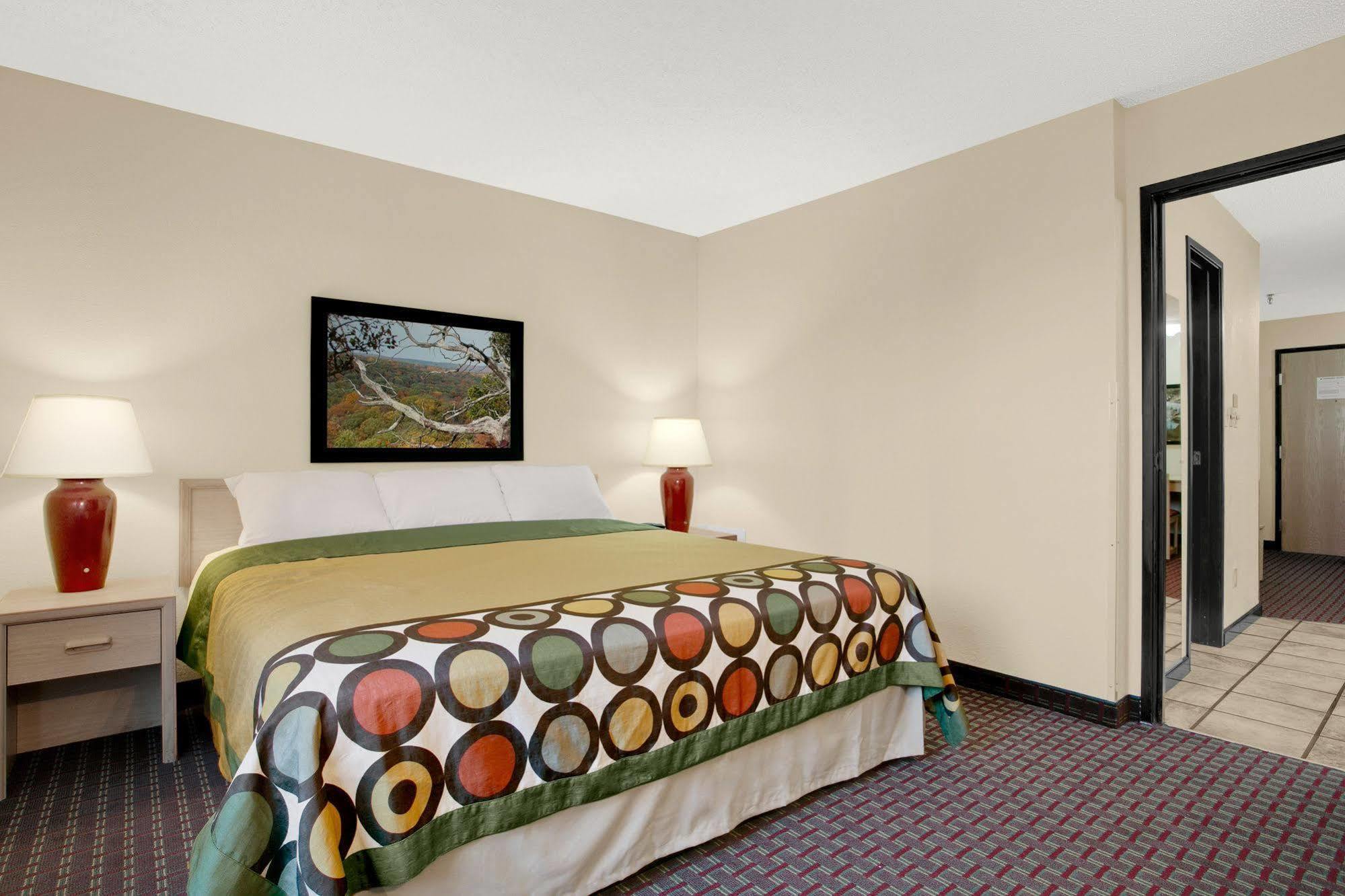 Super 8 By Wyndham Metropolis Motel Dış mekan fotoğraf